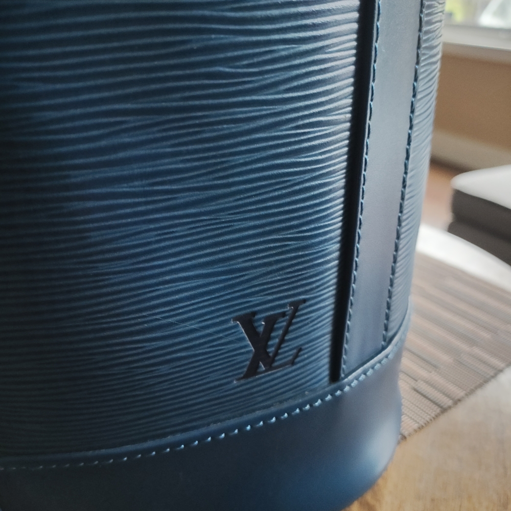 Authentic Louis Vuitton Large Unisex Epi Blue Sling Bag - Picture 3 of 11